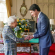 Imagen para el artículo titulado Esa foto viral de la reina Isabel dándole la mano a Justin Trudeau es totalmente falsa